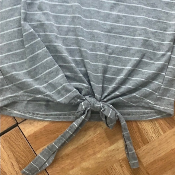 ⚠️LEAVING MY CLOSET SOON⚠️🌹Grey crop top🌹 - Picture 3 of 5